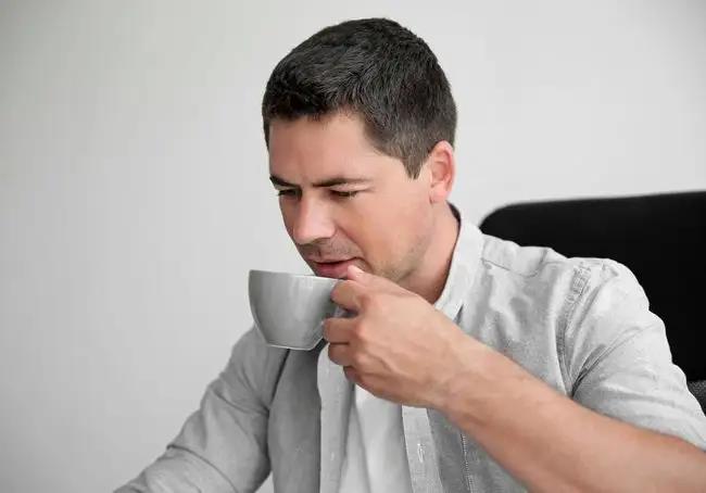 服用感冒藥后喝咖啡會猝死嗎？加班猝死的原因是什么？